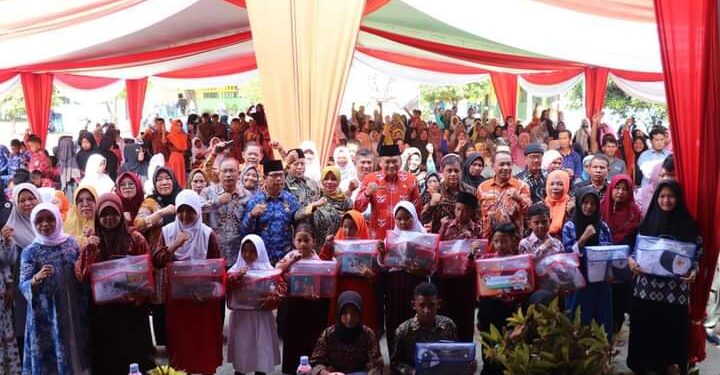 Rachmat Riyanto Bagikan Peralatan Dan Seragam Sekolah Gratis 1 Rachmat Riyanto Bagikan Peralatan Dan Seragam Sekolah Gratis