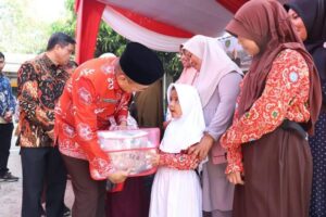 Rachmat Riyanto Bagikan Peralatan Dan Seragam Sekolah Gratis 2 FB IMG 1724502006848