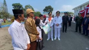 HUT RI Ke-79, Pemkab Bersam Baznas Salurkan 4 Unit Bedah Rumah