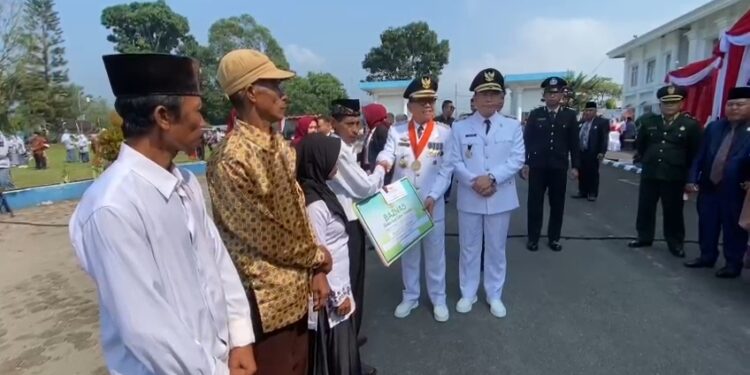 HUT RI Ke-79, Pemkab Bersam Baznas Salurkan 4 Unit Bedah Rumah