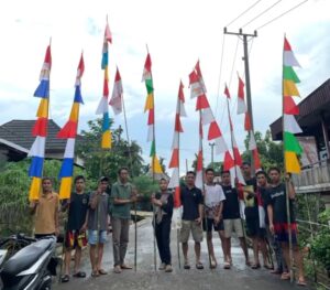 Tumbuhkan Rasa Nasionalisme, Kades Sekayun Mudik Ajak Pemuda-pemudi Kibarkan Bendera