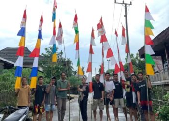 Tumbuhkan Rasa Nasionalisme, Kades Sekayun Mudik Ajak Pemuda-pemudi Kibarkan Bendera