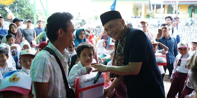 Perduli Dunia Pendidikan, Rachmat Riyanto Terus Bagikan Peralatan Dan Seragam Sekolah Gratis 1 IMG 20240903 WA0025