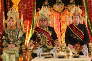 Dayat-Nata Dihadiahi Gelar Adat Oleh LARK