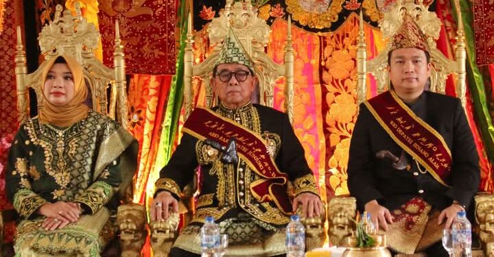 Dayat-Nata Dihadiahi Gelar Adat Oleh LARK