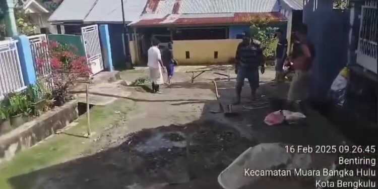 Warga Desa Taba Jambu Swadaya Perbaiki Jalan Berlobang 1 Warga Desa Taba Jambu Swadaya Perbaiki Jalan Berlobang