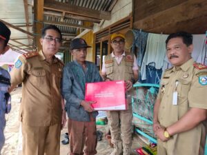 Wakil Bupati Salurkan Bantuan Kepada Korban Longsor