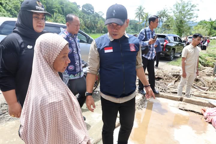 Wabup Benteng Kunjungi Lokasi Banjir Dan Longsor 2 FB IMG 1742015677924