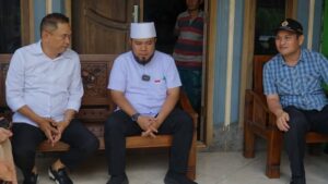 Gubernur Bersama Bupati Benteng, Salurkan 1 Ton Beras Kepada Korban Bencana Di Benteng