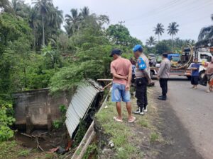 Mengantuk Mobil Ekspedisi Terjun Ke jurang Di Bengkulu Utara