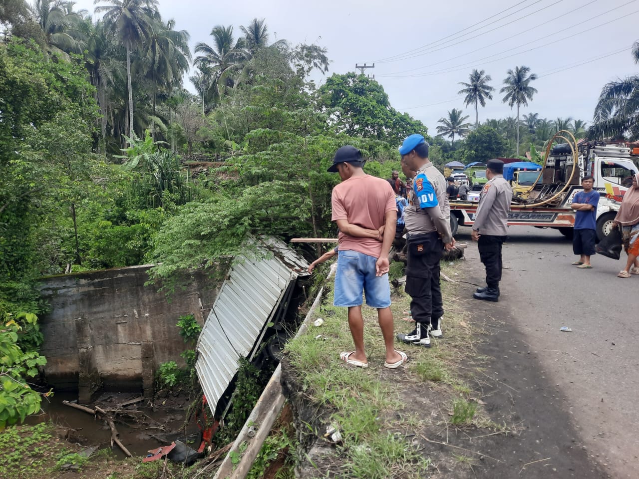 Mengantuk Mobil Ekspedisi Terjun Ke jurang Di Bengkulu Utara