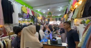 Jelang Lebaran, Warga Kepahiang Serbu Toko Pakaian