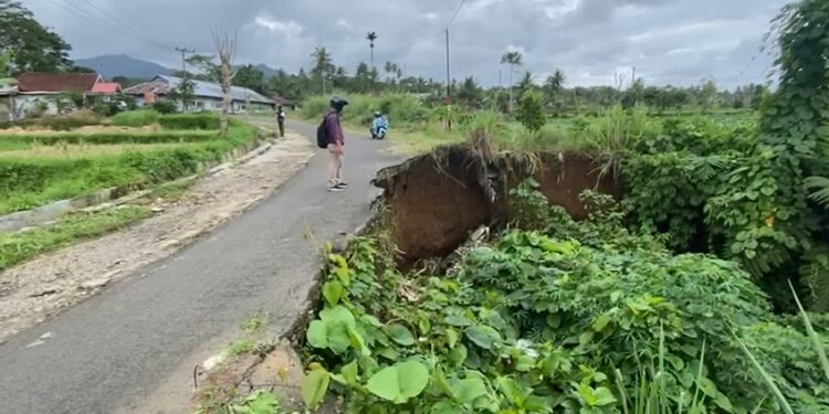 2025 Dinas PUPR Akan Perbaiki Jalan Longsor Di Desa Karang Endah