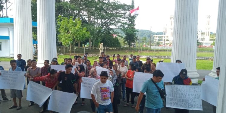 Tidak Terima Akan Digusur, Pedagang Terminal Kepahiang Gerudu Kantor DPRD 1 Tidak Terima Akan Digusur, Pedagang Terminal Kepahiang Gerudu Kantor DPRD