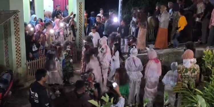Lebaran Ke 2, Desa Tapak Gedung Kumpulkan Berbagi Makluk Ghoib 1 Lebaran Ke 2, Desa Tapak Gedung Kumpulkan Berbagi Makluk Ghoib