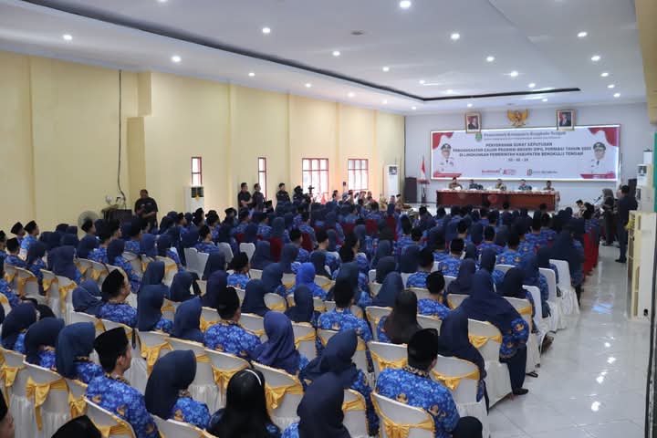Bupati Benteng Serahkan 260 SK CPNS dan Wajib Memiliki KTP Benteng 2 FB IMG 1746435851787