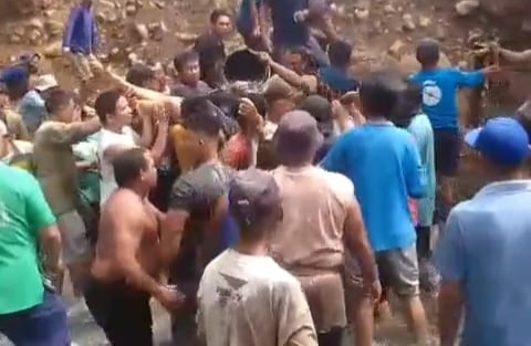 Tertimpa Pohon Kelapa, Warga Benteng Dikabarkan MD 1 IMG 20250516 132447