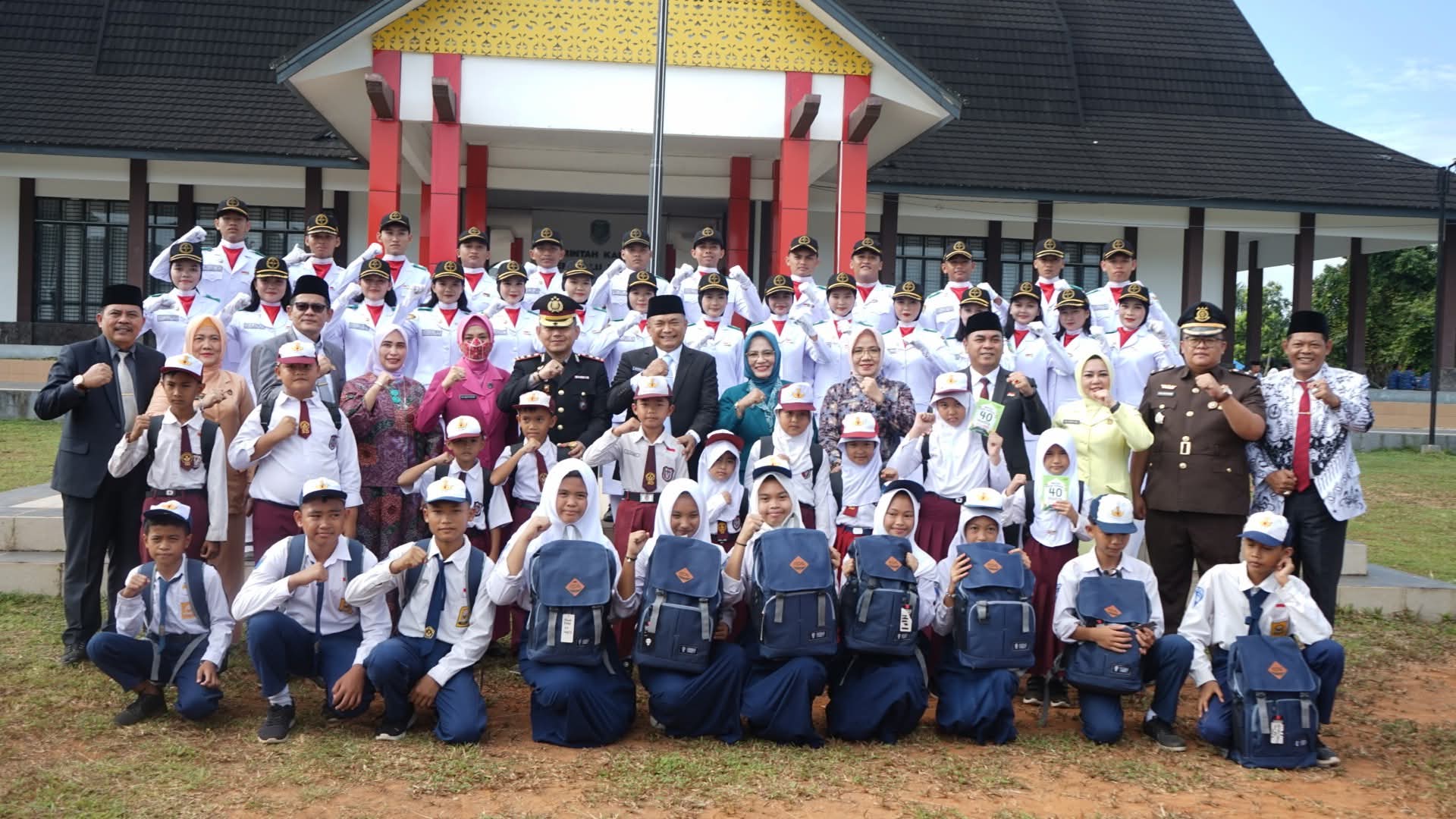 Peringati HKN dan HLP Bupati Terus Dorong Kemajuan Pendidikan Di Benteng 1 FB IMG 1748853268383
