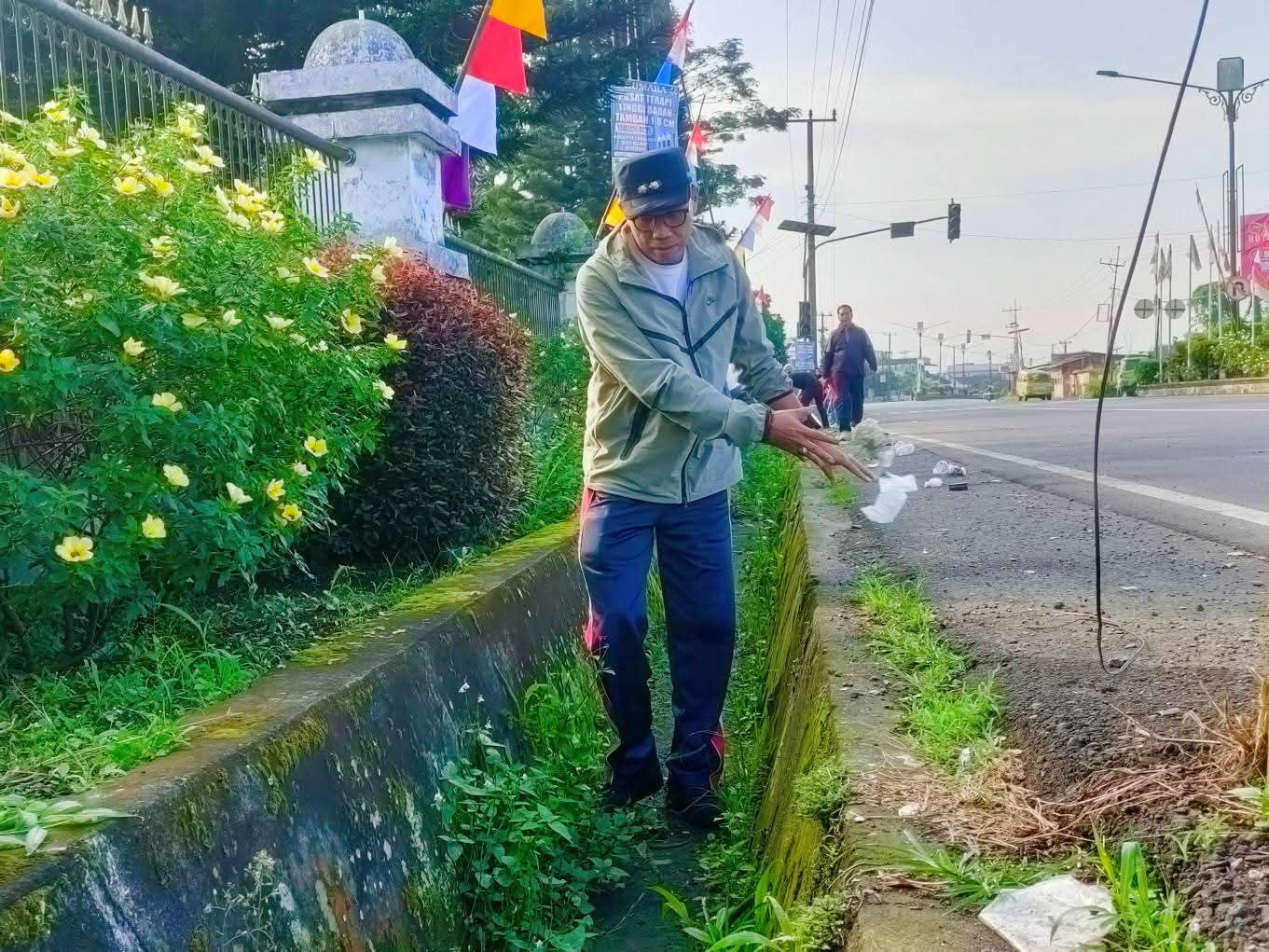 Bersama Wakil Bupati, Plt Sekwan Gelar Kegiatan Jumat Bersi 3 FB IMG 1754072844844
