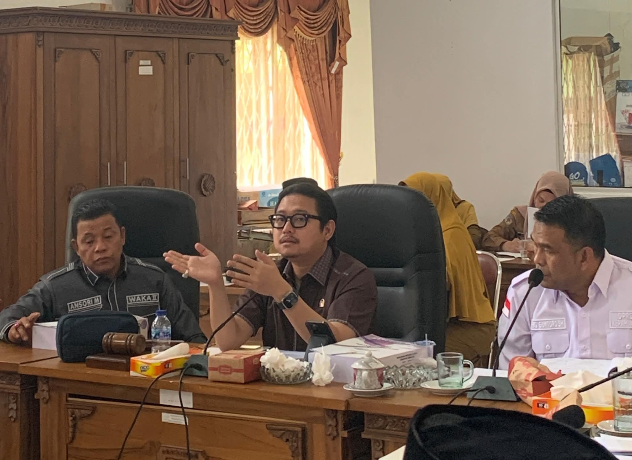 Banggar Dan TAPD Bahas Raperda APBD 2026 1 FB IMG 1763130201885