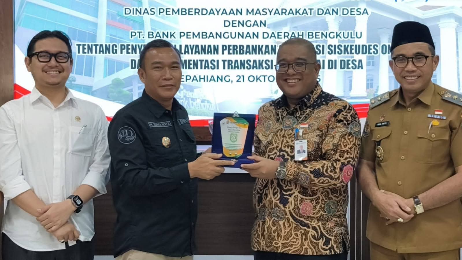 Ketua DPRD Hadiri Penandatanganan MoU Digitalisasi Keuangan Daerah 2 FB IMG 1763193136325