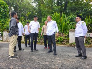 Bupati Dan Wakil Bupati Kunjungi Progres Pembangunan Jalan Di Pasar Ujung