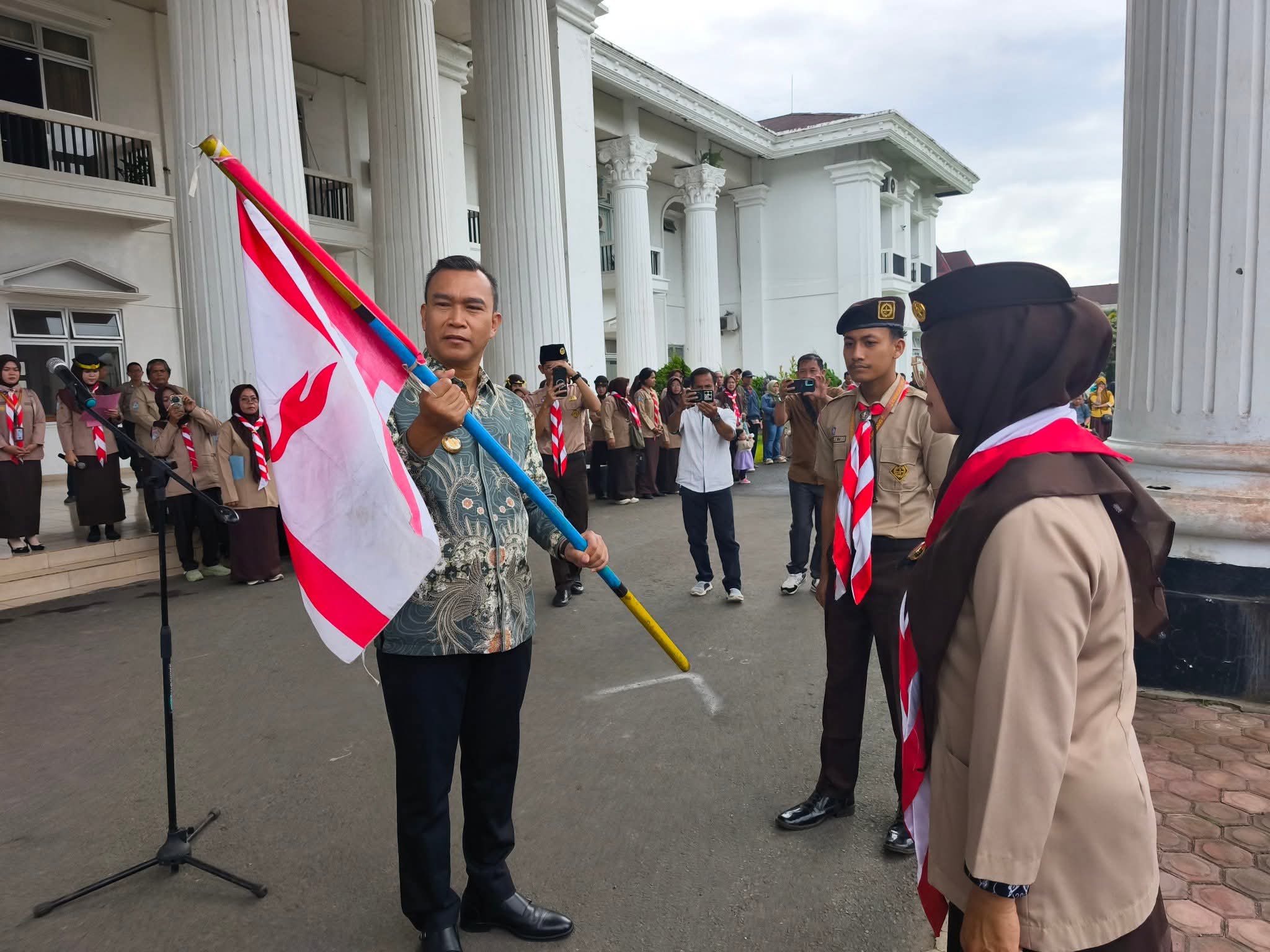 Bupati Kepahiang Lepas 341 Kontingen Jambore 2 FB IMG 1765631386254