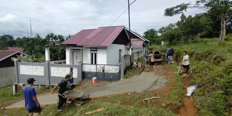 Tidak Tersentuh Pembangunan, Warga Desa Taba Jambu Lakukan Pembangunan Jalan Dengan Cara Swadaya 1 Tidak Tersentuh Pembangunan, Warga Desa Taba Jambu Lakukan Pembangunan Jalan Dengan Cara Swadaya