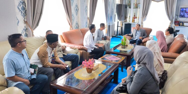 Bupati dan BPJS Ketenagakerjaan Salurkan Santunan Kematian Kepada Ahli Waris Kades Permu