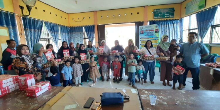 Cegah Stunting Sejak Dini, Desa Temdak Salurkan Susu dan Telur untuk Balita dan Ibu Hamil