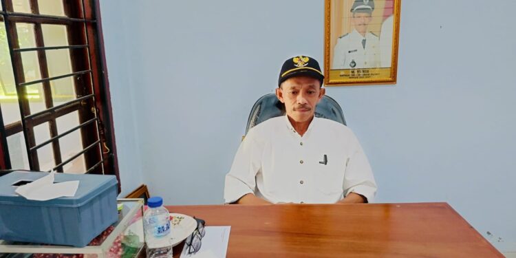 Intip Kinerja Pemdes Imigrasi Permu, Kades Minta Perangkat Desa Terus Berikan Pelayanan Terbaik Untuk Masyarakat