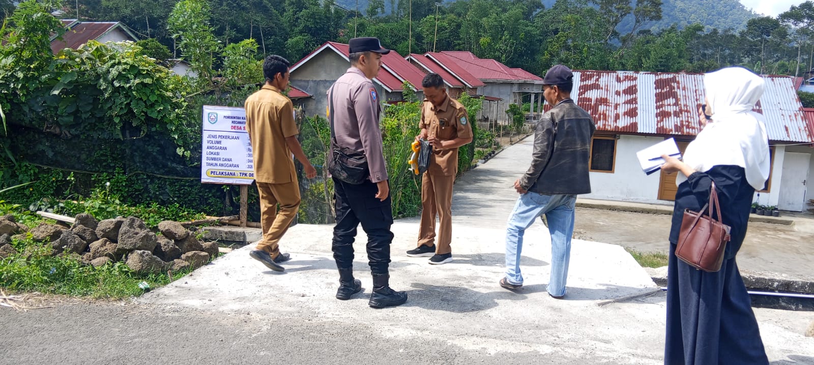 Pastikan Kualitas Bangunan, Pemdes Suka Sari Tinjau Pembangunan Jalan Rabat Beton